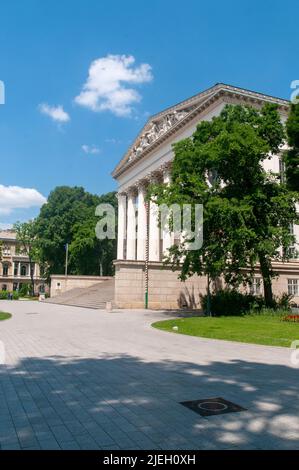 Ingresso frontale esterno e parco del Museo Nazionale Ungherese di Budapest, Ungheria Foto Stock
