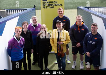 Edimburgo. Scozia. REGNO UNITO. 27th giugno 2022. Il Festival Internazionale di Edimburgo 2022 apre venerdì 5 agosto alle 9:30pm con MACRO, uno spettacolare evento gratuito al BT Murrayfield. L'acclamata società teatrale fisica e circense Gravity & Other Myths si unisce alla compagnia di danza First Nations Djuki Mala, il Coro Nazionale della Gioventù di Scozia e musicisti scozzesi tra cui Aidan o'Rourke, Brìghde Chaimbeul, Lauren MacColl e Kathleen MacInnes. Credit: Pako Mera/Alamy Live News Foto Stock