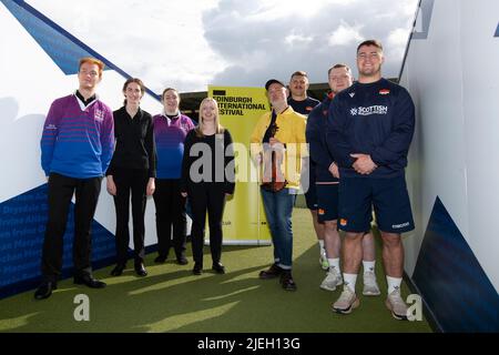 Edimburgo. Scozia. REGNO UNITO. 27th giugno 2022. Il Festival Internazionale di Edimburgo 2022 apre venerdì 5 agosto alle 9:30pm con MACRO, uno spettacolare evento gratuito al BT Murrayfield. L'acclamata società teatrale fisica e circense Gravity & Other Myths si unisce alla compagnia di danza First Nations Djuki Mala, il Coro Nazionale della Gioventù di Scozia e musicisti scozzesi tra cui Aidan o'Rourke, Brìghde Chaimbeul, Lauren MacColl e Kathleen MacInnes. Credit: Pako Mera/Alamy Live News Foto Stock