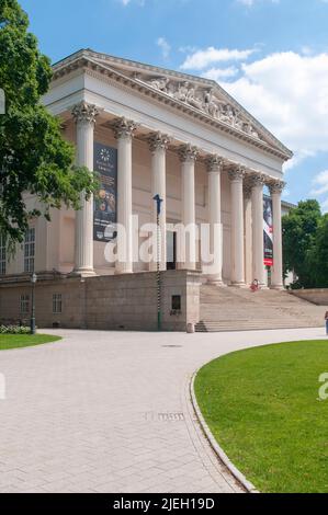Ingresso frontale esterno e parco del Museo Nazionale Ungherese di Budapest, Ungheria Foto Stock