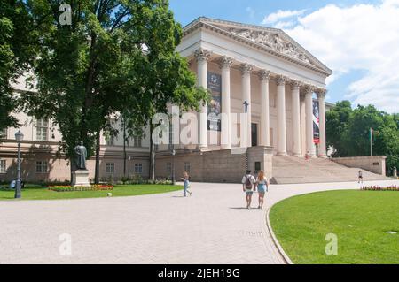 Ingresso frontale esterno e parco del Museo Nazionale Ungherese di Budapest, Ungheria Foto Stock