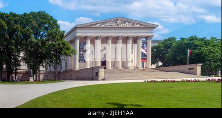 Ingresso frontale esterno e parco del Museo Nazionale Ungherese di Budapest, Ungheria Foto Stock
