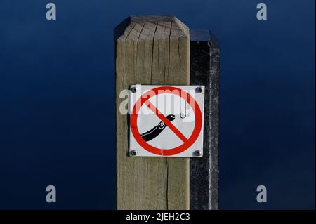 Un cartello che indica alla gente che la pesca delle anguille non è consentita al lago Rotoiti, Parco Nazionale dei Laghi di Nelson Foto Stock