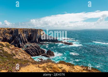 Cabo Sardão. Tra Almogral e Zambujeira do Mar è il punto più occidentale della costa di Alentejo. Foto Stock