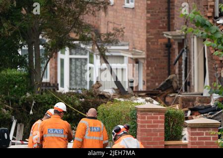 Servizi di emergenza sulla scena a Dulwich Road, Kingstanding, a Birmingham, dove una donna è stata trovata morta dopo che una casa è stata distrutta in un'esplosione di gas. Un uomo salvato dal naufragio rimane in ospedale in una condizione di pericolo di vita. Data foto: Lunedì 27 giugno 2022. Foto Stock