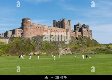 Partita di cricket Village a Bambburgh, Northumberland, Inghilterra Foto Stock