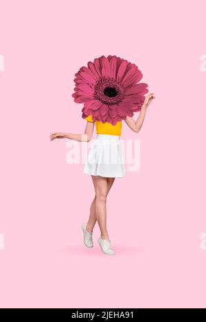Grafica creativa astratta modello immagine di ragazza rosa fiore invece di testa a piedi indossare mini gonna isolato rosa sfondo di colore Foto Stock