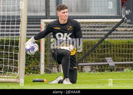 ZUNDERT, PAESI BASSI - GIUGNO 27: Aron van Lare di NAC Breda durante la prima stagione di addestramento 2022/2023 di NAC Breda al Midglas Trainingscentrum il 27 giugno 2022 a Zundert, Paesi Bassi. (Foto di Joris Verwijst/Orange Pictures) Foto Stock