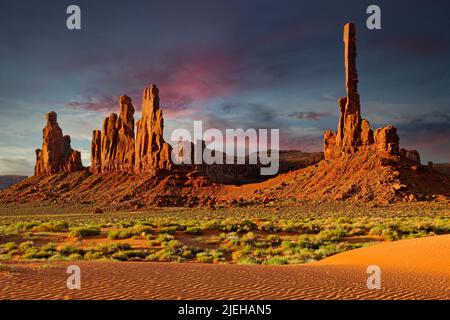 Il Totem Pole Bei Sonnenaufgang, Monument Valley, Arizona, Stati Uniti d'America Foto Stock