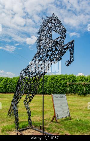 Sculture in metallo che si basano presso la British Iron Works di Oswestry Shropshire. Ci sono leoni, tigri, elefanti, pavoni, zebre ecc ecc Foto Stock