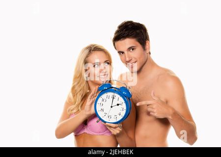 Zeitumstellung, Uhrenumstellung, Sommerzeit, Winterzeit, Paar mit Wecker, 25, 30, Jahre, Foto Stock