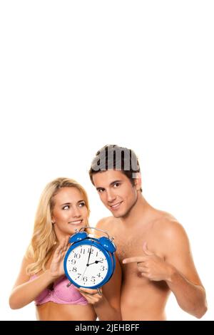 Zeitumstellung, Uhrenumstellung, Sommerzeit, Winterzeit, Paar mit Wecker, 25, 30, Jahre, Foto Stock