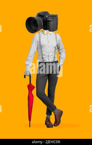 Brillante collage di banner creativo di ragazzo elegante con la fotocamera faccia in piedi isolato colore giallo sfondo tenere rosso ombrellone Foto Stock