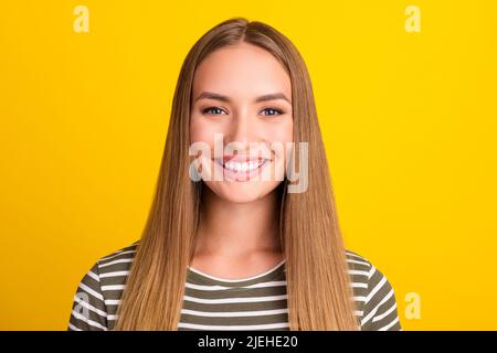 Foto di adorabile soddisfatto amichevole giovane persona toothy beaming sorriso isolato su sfondo giallo Foto Stock