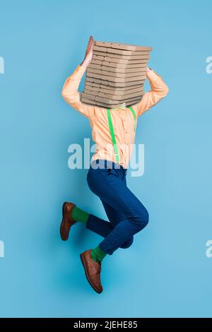 Collage di foto di bel ragazzo con scatola pizza salto faccia diversi ordini snack delizioso isolato blu sfondo di colore Foto Stock