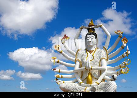 Asien, Tailandia, Koh Samui, Ko Samui, Guanyin, Guan-Yin, Göttin der Gnade und Barmherzigkeit, 18-Arm-Statua, Indische Göttin, Tempel Wat Plai Laem, in Foto Stock