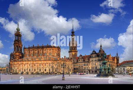 Nachtaufnahme illuminierte Katholische Hofkirche (Kathédrale St. Trinitatis) und Residenzschloss mit Hausmannsturm am Theaterplatz, Dresda, Freistaat Foto Stock