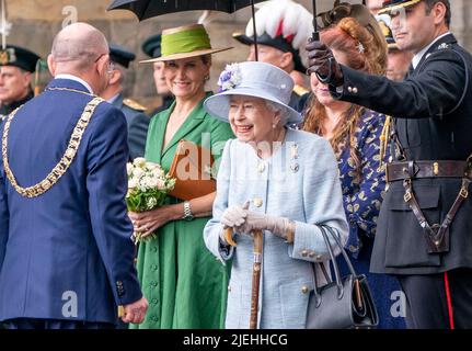 La Regina Elisabetta II partecipa alla cerimonia delle chiavi sul piazzale del Palazzo di Holyroodhouse a Edimburgo, accompagnato dal Conte e dalla Contessa di Wessex, come parte del suo tradizionale viaggio in Scozia per la settimana di Holyrood. Data foto: Lunedì 27 giugno 2022. Foto Stock