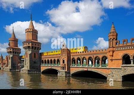 Oberbaumbrücke a Berlino - Warschauer Platz Foto Stock