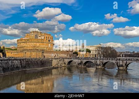 Italien, Rom. Engelsburg e Tevere Foto Stock