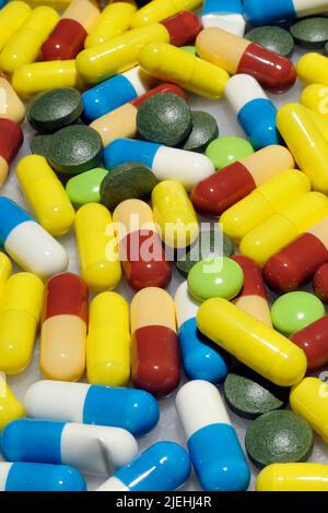 Bunte Tabletten, Pillen und Kapseln, Medikamentenenecht, Foto Stock
