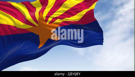 La bandiera di stato dell'Arizona che sventola nel vento in una giornata limpida. Democrazia e indipendenza. Stato americano. Foto Stock
