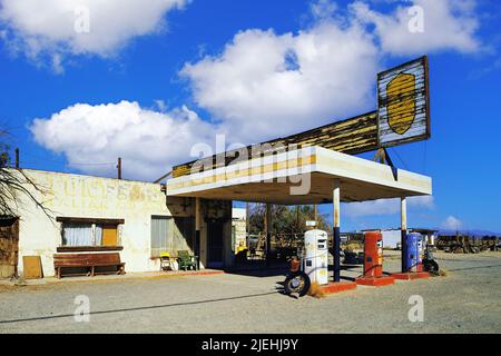 Abbandonata la stazione di gas sul percorso 66, nel sud della California, Stati Uniti d'America Foto Stock