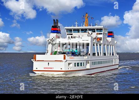 Frisia IV, Die Fähre von Norddeich-Mole auf dem Weg nach Norderney, Autofähre, Inselfähre, Abfahrt von Norddeich-Mole, Norddeich, Ostfriesland, Nieder Foto Stock