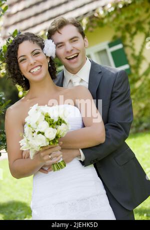 Verliebtes Brautpaar, 35, 40, Jahre, Mann, Frau, weisses Brautkleid, Anzugträger, Braut, Bräutigam, Foto Stock
