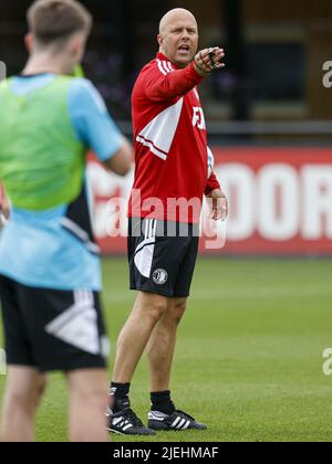 ROTTERDAM - Feyenoord Coach Arne slot durante la prima sessione di allenamento di Feyenoord al complesso sportivo 1908 il 27 giugno 2022 a Rotterdam, Olanda. ANP PIETER STAM DE YOUNG Foto Stock