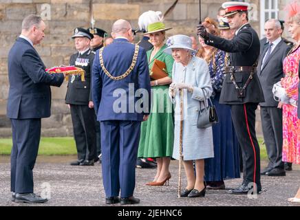 La Regina Elisabetta II partecipa alla cerimonia delle chiavi sul piazzale del Palazzo di Holyroodhouse a Edimburgo, accompagnato dal Conte e dalla Contessa di Wessex, come parte del suo tradizionale viaggio in Scozia per la settimana di Holyrood. Data foto: Lunedì 27 giugno 2022. Foto Stock