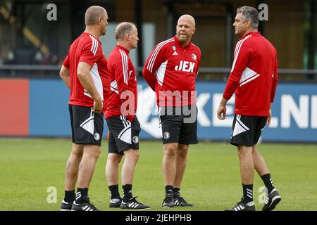 2022-06-27 12:27:21 ROTTERDAM - assistente allenatore di Feyenoord John de Wolf, assistente allenatore di Feyenoord Sipke Hulshoff, allenatore di Feyenoord Arne slot, assistente allenatore di Feyenoord Marino Pusic durante la prima sessione di allenamento di Feyenoord al complesso sportivo 1908 il 27 giugno 2022 a Rotterdam, Paesi Bassi. ANP PIETER STAM DE JONGE olanda OUT - belgio OUT Foto Stock