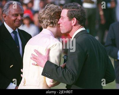 PA News foto datata febbraio 1992. Nella foto: Il Principe del Galles bacia sua moglie dopo aver guidato la sua squadra alla vittoria al Jaipur Polo Club durante un tour dell'India 13 febbraio 1992. PA Feature SHOWBIZ Film Reviews. Il credito dovrebbe essere: PA Archive/PA Images/Martin Keene. Tutti i diritti riservati. ATTENZIONE: Questa immagine deve essere utilizzata solo per accompagnare la funzionalità PA SHOWBIZ Film Reviews. Foto Stock