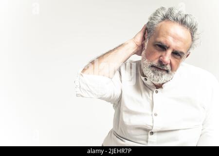 macho bearded grigio capelli che toccano i suoi capelli bianco sfondo copia spazio studio girato isolato indoor . Foto di alta qualità Foto Stock