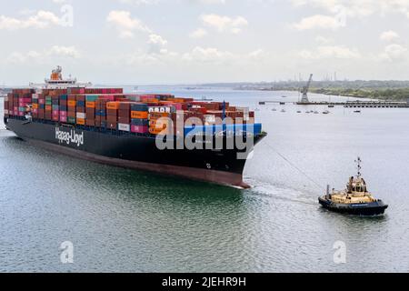 Hapag-Lloyd Container Ship Palena assistito da Tugboat, Southampton Water, Southampton UK Foto Stock