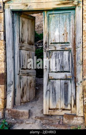 Antiche porte di legno nelle rovine del villaggio abbandonato di Gamsutl, Dagestan Foto Stock