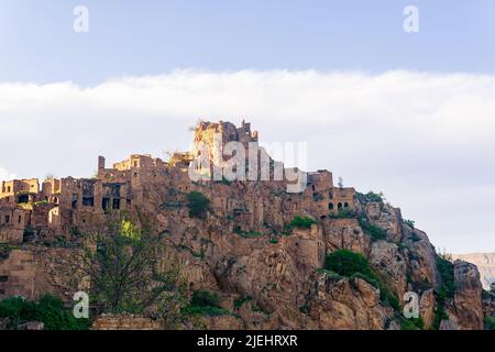 Vista serale del villaggio abbandonato (aul) Gamsutl sulla cima di una montagna in Dagestan Foto Stock
