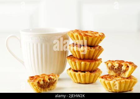 Pila Pineapple Pie o Nastar Keranjang, popolare come ananas Tart. Croci di torta con confettura di ananas all'interno e sormontato con torta di lattice. Popolare per Hari R. Foto Stock