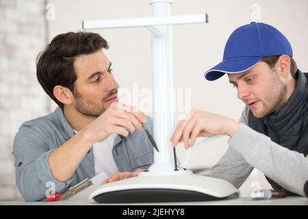 due falegnami appaltatori che lavorano all'interno Foto Stock