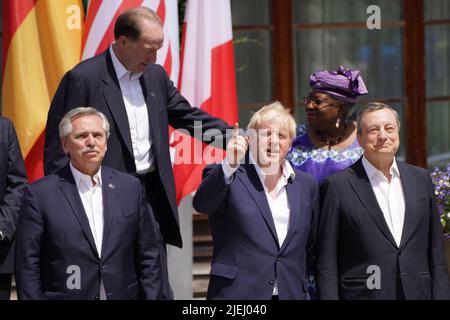 Il primo ministro Boris Johnson, (centro), si trova tra il presidente argentino Alberto Fernandez (sinistra) e il primo ministro italiano Mario Draghi (destra) e altri leader dei G7 e dei paesi partner durante una foto di famiglia estesa, al vertice del G7 a Schloss Elmau, nelle Alpi bavaresi, in Germania. Data foto: Lunedì 27 giugno 2022. Foto Stock