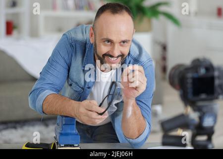 un uomo di mezza età felice registrazione vblog Foto Stock