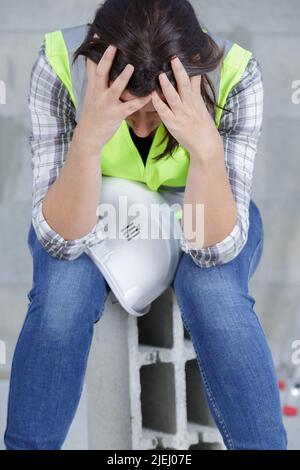 una ingegnere femminile esausta al lavoro Foto Stock
