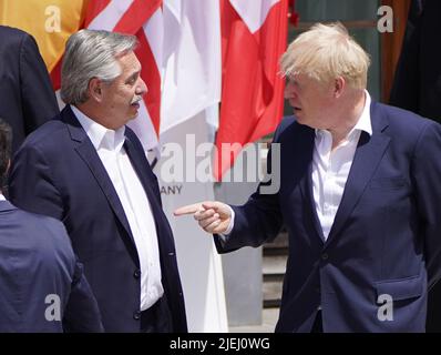 Il primo ministro Boris Johnson (a destra) parla con il presidente argentino Alberto Fernandez durante una foto di famiglia estesa dei leader dei G7 e dei paesi partner , in occasione del vertice del G7 a Schloss Elmau, nelle Alpi bavaresi, in Germania. Data foto: Lunedì 27 giugno 2022. Foto Stock