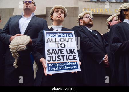 Londra, Inghilterra, Regno Unito. 27th giugno 2022. I barristi criminali si sono riuniti al di fuori del Tribunale penale centrale, noto come Old Bailey, mentre iniziano il loro sciopero sulle tasse di pagamento e di aiuto legale. (Credit Image: © Vuk Valcic/ZUMA Press Wire) Foto Stock