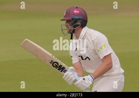 Londra, Regno Unito. 27 giugno 2022. Surrey's Will Jacks mentre Surrey prende il Kent nel campionato della contea al Kia Oval, giorno due. David Rowe/Alamy Live News Foto Stock