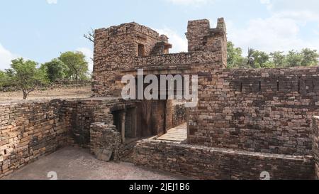 Mura in rovina e ingresso al Forte Chanderi, Madhya Pradesh, India. Foto Stock