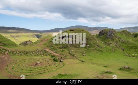 Cerchio di pietra creato dai turisti a Fairy Glen sulla penisola di Trotternish, Uig Isola di Skye, Scozia Regno Unito. Foto Stock