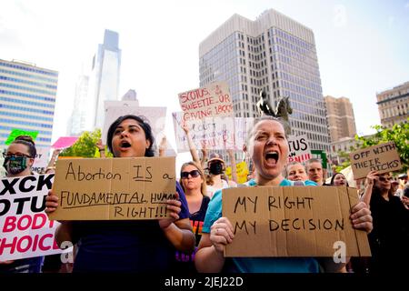 Philadelphia, Stati Uniti. 24th giugno 2022. I manifestanti hanno dei segnali che condannano la recente sentenza SCOTUS che ha rovesciato Roe contro Wade a Philadelphia, PA il 24 giugno 2022. (Foto di Sukhmani Kaur/Sipa USA) Credit: Sipa USA/Alamy Live News Foto Stock