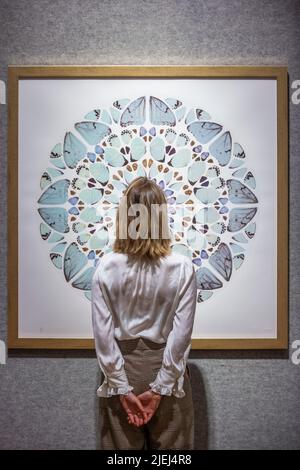 Londra, Regno Unito. 27 giugno 2022. Un membro dello staff vede “Salmo Stampa: EXAUDI, Domine”, 2009, di Damien Hirst (Est. £8.000 - £12.000) in anteprima della vendita Bonhams’s Prints & Multiples. L’asta si svolgerà il 29 giugno presso le gallerie di Bonhams New Bond Street. Credit: Stephen Chung / Alamy Live News Foto Stock