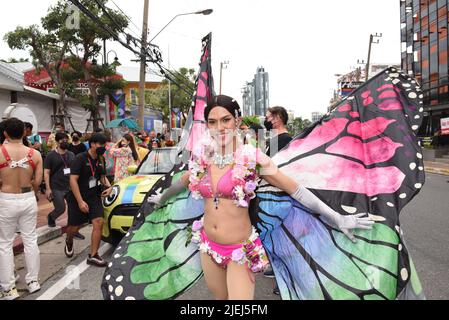 Pattaya, Tailandia. 25th giugno 2022. I membri e gli alleati della comunità LGBTQ partecipano a Pride all'evento "Pattaya International Pride Festival 2022" sulla seconda strada di Pattaya. Marciando verso Beach Road, Pattaya City, Chonburi Province, Thailandia per celebrare il mese dell'orgoglio e sostenere l'uguaglianza di genere. (Foto di Teera Noisakran/Pacific Press) Credit: Pacific Press Media Production Corp./Alamy Live News Foto Stock